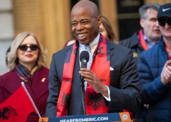 Dita e Pavarësisë, kryebashkiaku i Nju Jork-ut, Adams, feston me flamurin shqiptar