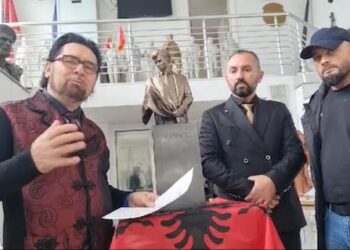 Skulptori Agon Qosaj Përgatitë Bucetën për Bustin e Aleksandër Moisiu