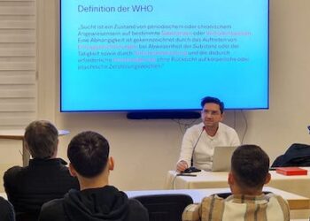 Varësia nga Substancat Psikoaktive: Një Analizë Shkencore në Xhaminë e Bardhë-Aarburg