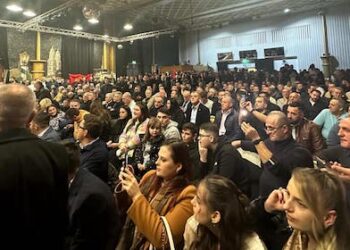 Ali Ahmeti Pritet nga Turma Mërgimtarësh nga të Gjitha Trevat Shqiptare. Mbi 1.000 Bashkatdhetarë Duke Pritur ta Takojnë