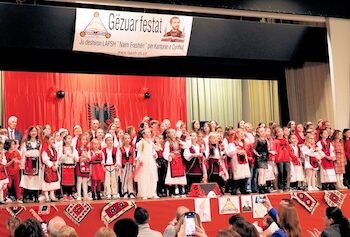 Program Festiv me Nxënës të Shkollës Shqipe të LAPSH-it në Kt. Cyrih për Nder të 28 Nëntorit