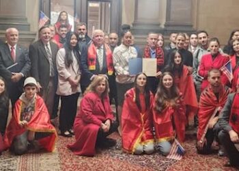 Flamuri Kuqezi valëvitet në qytetin e lindjes së Shteteve të Bashkuara të Amerikës