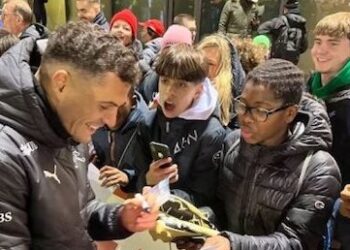 Granit Xhaka gëzon tifozët me autografe në stërvitjen në Letzigrund të Zurich-ut