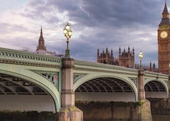 “Protestë solidarizimi me Shqipërinë” – Shqiptarët e Londrës marshojnë para ambasadës në 23 dhjetor