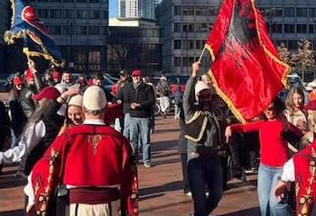 Shqiptarët e Massachusetts-it mbushin sheshin e Bashkisë së Bostonit me flamurin kuq e zi!