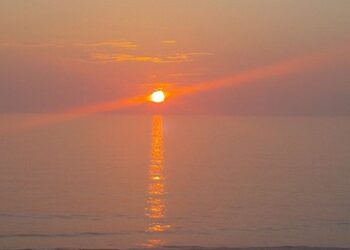 DIELLI HYRI SHTATË PASHË NËN DHE