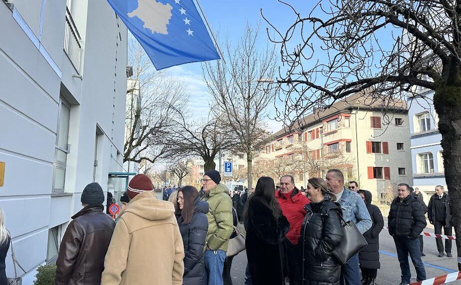 Video: Drejpërdrejt nga Konsullata e Kosovës në Cyrih. Deri në ora 15.00 në nivel Zvicre, 60% kanë votuar