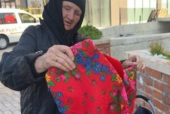 83-vjeçarja Eliza Gjikola, një histori frymëzimi. Ruan traditën e qëndisjeve tradicionale