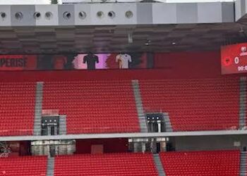 “Pesë Ditë Pas Ndeshjes – Pse Ende Qëndron Flamuri Serb në Stadium?”