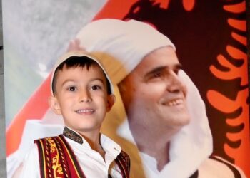 Flamurtari i kulturës shqiptare në Zvicër, Shefqet Cakolli, uron nipin e tij Mael në ditën e parë të shkollës