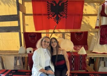 Eliza, vajza që e kthen skenën në festë shqiptare