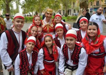 Juniorët e Ansamblit të Shoqatës Kulturore Shqiptare mahnisin publikun në “Ditët e pakicave kombëtare” në Zagreb