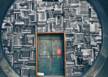 Unë jam këtu, ti je atje, vetmia mes dy qyteteve