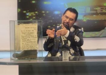 “Amaneti i ruajtur ndër vite: Çizma e Enver Petrovcit, simbol i përjetshëm i artit, i dorëzohet familjes”