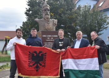 Vizitë e delegacionit shqiptar në Eger – Nderim për Skënderbeun, e drejtuar nga konsulli i nderit Avnija Hafuzi