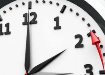 Të dielën ndryshon ora, akrepat kthehen 60 minuta pas
