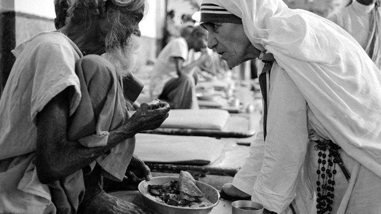 Dokumente të rralla për Nënë Terezën, vizita e shenjtores në Tiranë në vitin 1989