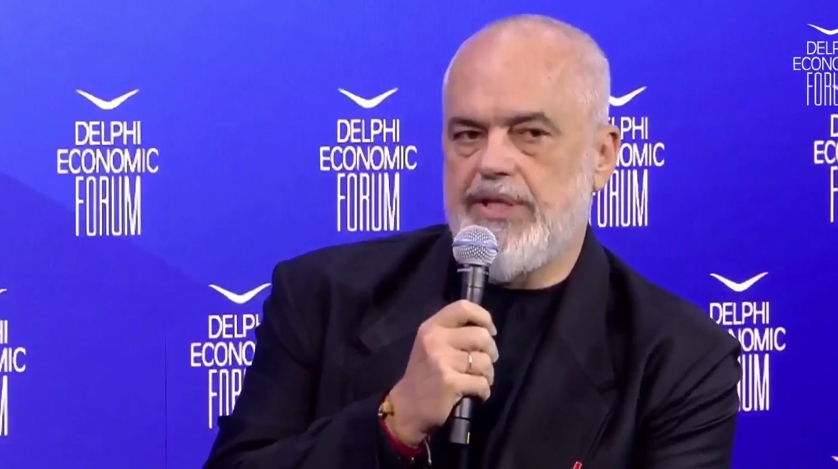 Rama mbledh ministrat dhe drejtuesit politikë, më pas niset drejt SHBA-së