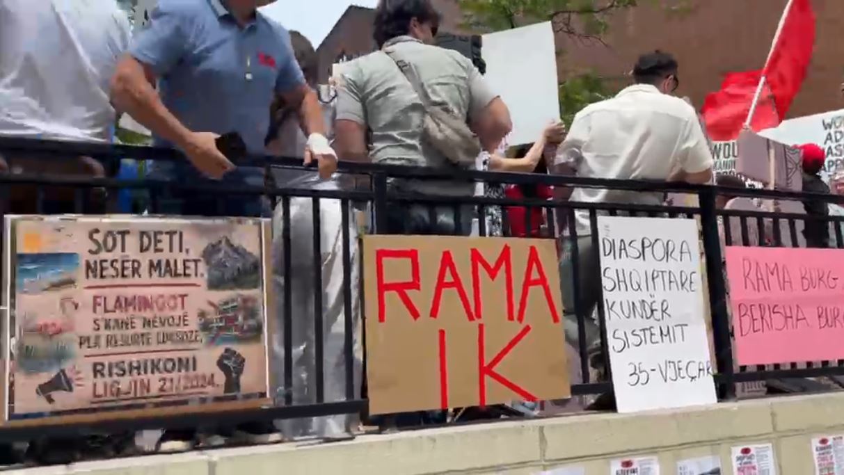 Me flamuj kuqezi dhe këngë patriotike, të rinjtë vijojnë protestën kundër klasës politike