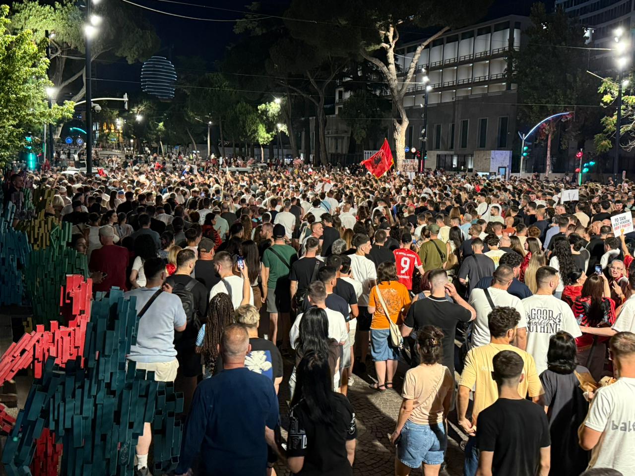Blindohet bulevardi dhe zbarkon RENEA