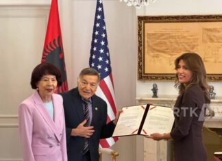Joe DioGuardi dhe Shirley Cloyes DioGuardi marrin shtetësinë e Kosovës