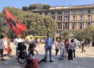 Milano në protestë: “Rama ik!”, jehon edhe thirrja “UÇK! UÇK!”