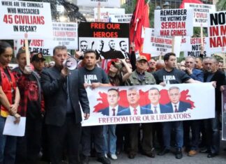 Qindra shqiptar morën pjesë në protestën e madhe paqësore para OKB-së në New York
