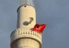Flamuri i UÇK-së u vendos edhe në minaret e tyre