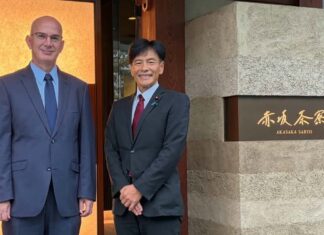Ambasadori Sabri Kiçmari forcon marrëdhëniet Kosovë–Japoni, takim me zëvendësministrin parlamentar Tomoaki Shimada