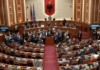 Tensionet bllokojnë sërish Kuvendin, opozita mban të pushtuar foltoren dhe kërkon fjalën për Berishën