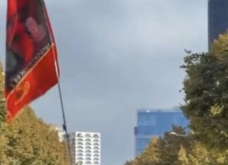 Tiranë, tensione në ditën e dytë të protestës, policia shoqëron protestuesit: 70 persona të ndaluar