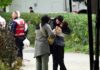 Momente prekëse mes tensioneve në Tiranë, familjarët i çojnë ushqim policit në krye të detyrës