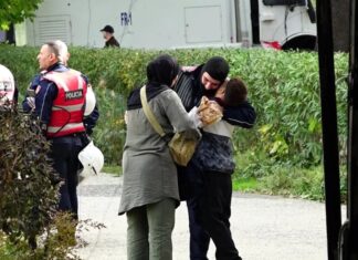Momente prekëse mes tensioneve në Tiranë, familjarët i çojnë ushqim policit në krye të detyrës