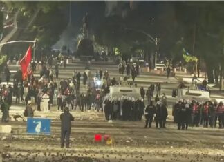 A mundet demokracia shqiptare ta zgjidhë lëmshin e saj?