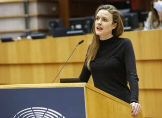 Eurodeputetja Terry Reintke në mbështetje të protestave në Shqipëri